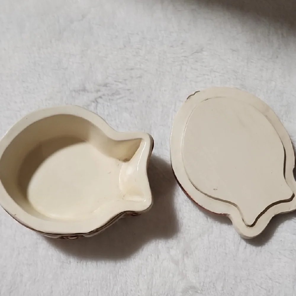 Source Unknown Cream and Gold Fish Decor